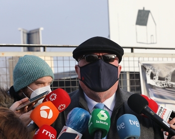 Villarejo atiende a los medios a las puertas de la Audiencia Nacional.