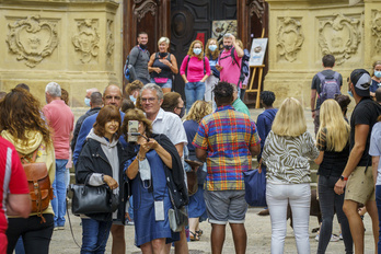 Turístas ante la iglesia de Santa María, el pasado verano en Donostia.