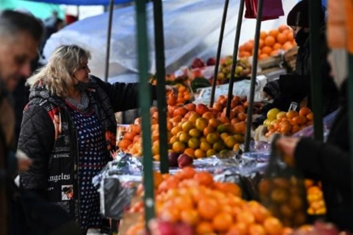 Una clienta compra mandarinas en un mercadillo de Moscú el pasado 15 de diciembre.