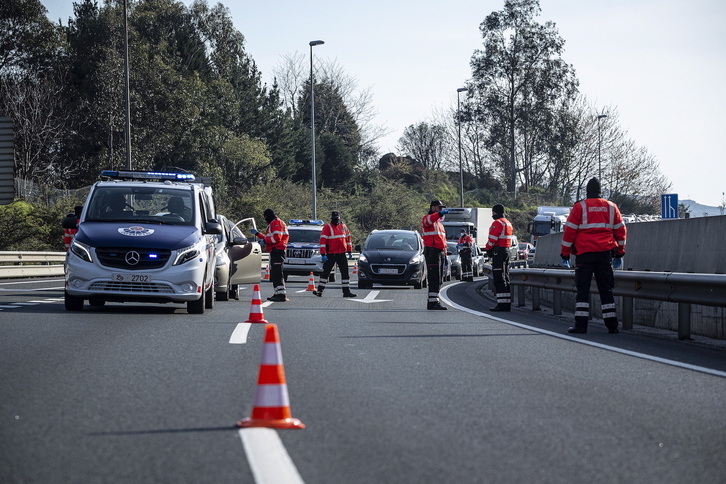 Control de la Ertzaintza durante el primer estado de alarma. 