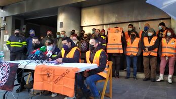 Comparecencia de trabajadores y trabajadoras en Bilbo, ante la sede de Lakua. 