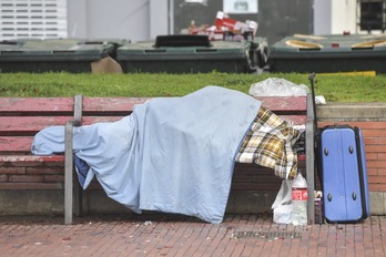 Una persona sin hogar en una calle de Iruñea.