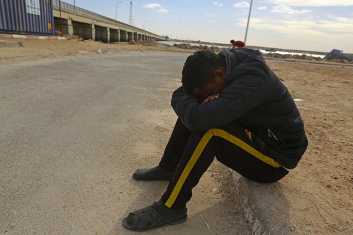 Una persona migrante, en el puerto de Tunisia, cerca de la frontera libanesa, rescatado cuando intentaba cruzar el Mediterráneo en un bote, el pasado 6 de enero.