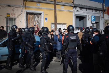 Dolors Sabater, en el centro de la imagen, durante el operativo policial en Badalona. 