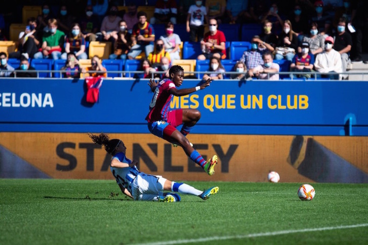 Oshoala supera a Maddi en el partido entre Real y Barcelona de la primera vuelta.
