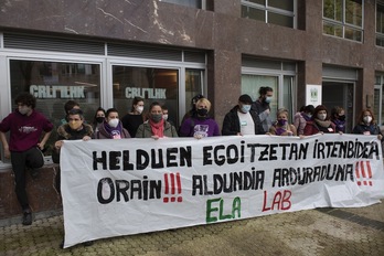 Una movilización de ELA y LAB en Donostia por el convenio de residencias de Gipuzkoa.