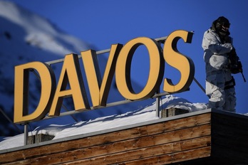 Un policía con ropa de camuflaje en la azotea de un hotel cerca del Centro de Congresos de Davos (Suiza) durante la reunión del Foro Económico Mundial en enero de 2020.