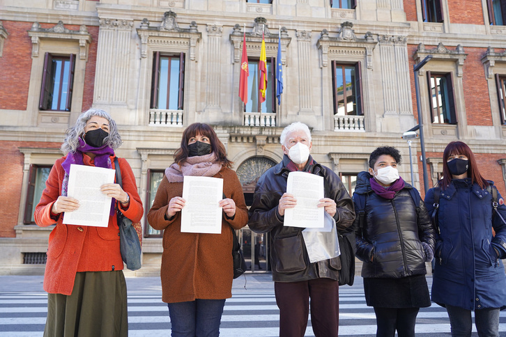 Representantes de los colectivos antes de su comparecencia en el Parlamento navarro.