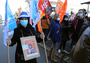 Una manifestante expresa, el 13 de enero en Baiona, su queja por el hecho de que los protocolos escolares se conozcan por la prensa.