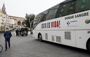 Autobús preparado para realizar donaciones de sangre en Gasteiz. 