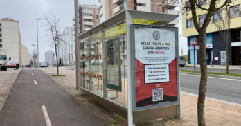 Imagen de los anuncios que han apaecido en las marquesinas de Gasteiz.