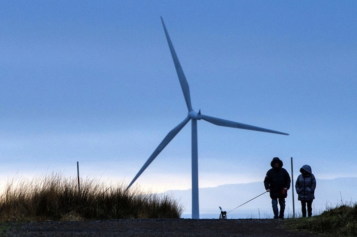 Un aerogenerador en un parque eólico cerca de Glasgow, en Escocia.