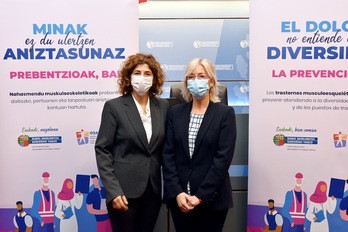 La directora general de Osalan, Lourdes Iscar (a la derecha), junto a la viceconsejera de Trabajo, Elena Pérez, en la presentación de una campaña de Osalan en octubre pasado. 