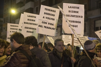 Foto de archivo de unos manifestantes mostrando carteles contra la siniestralidad laboral.