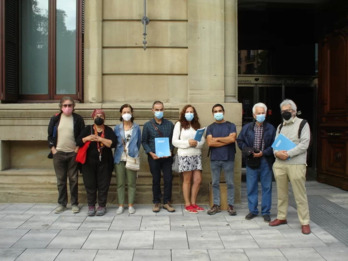 Los colectivos que elaboraron el informe sobre las irregularidades de la granja de Caparroso cuando lo entregaron en el Parlamento navarro.