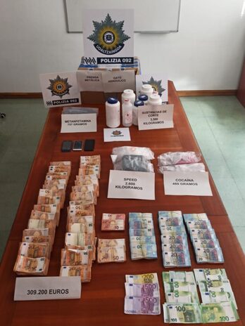 Sustancias y dinero incautado por la Policía Local de Gasteiz.