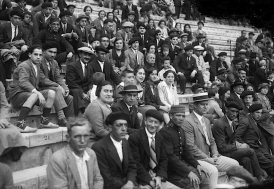 Público en los tendidos en 1927.