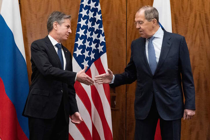 Antony Blinken y Sergei Lavrov se saludan antes de la reunión en Ginebra.