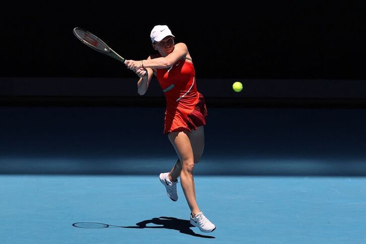 Halep devuelve un golpe en el duelo frente a Kovinic. 