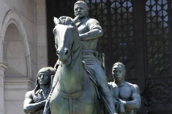 La estatua ha sido retirada de la fachada del Museo de Historia Natural de Nueva York.