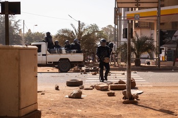 Policías retiran barricadas tras las protestas contra el Gobierno. 