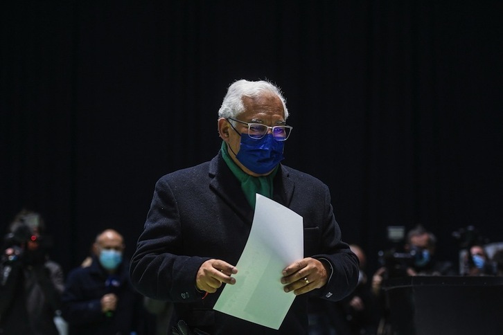 El jefe de gobierno portugués, en el momento de depositar su voto.