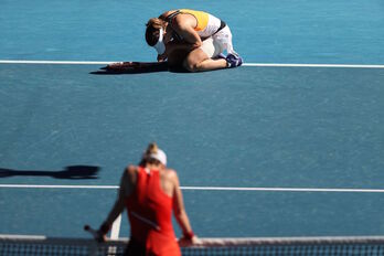 Alize Cornet celebra emocionada su pase ante la rumana Simona Halep.