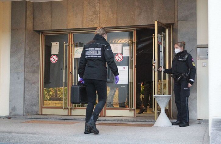 Policías entran en uno de los edificios del campus universitario de Heidelberg. 