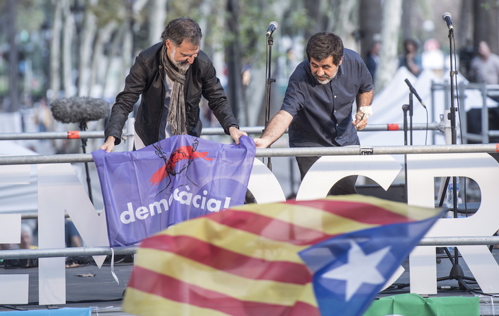 Jordi Sánchez (derecha), junto a Jordi Cuixart, en un acto previo al referéndum del 1-O.