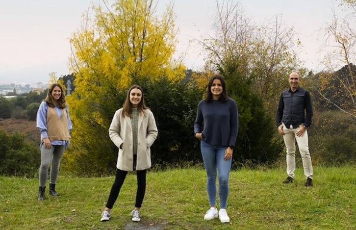 Onintze Parra eta Maider Bolaños, lehen planoan, Eva Epelde eta Asier Aranzabal irakasleekin.