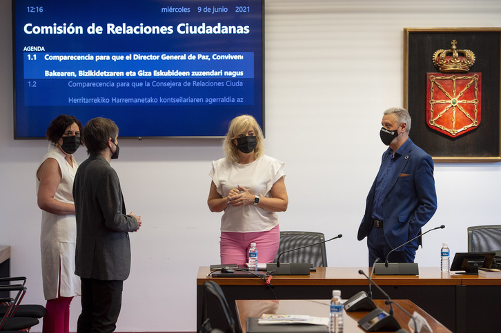 La consejera Ana Ollo y el director general de Derechos Humanos, Martín Zabalza, en una comparecencia anterior en el Parlamento navarro.