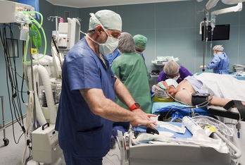 Un cirujano interviene en una operacion no urgente tras el parón de la primera ola en Iruñea.