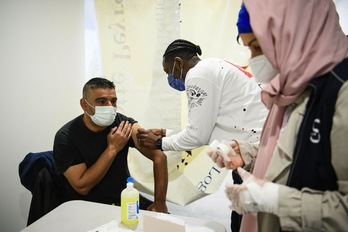 Un hombre se vacuna contra el coronavirus en un centro social del popular barrio de Septeme-Les-Vallons, cerca de Marsella. 