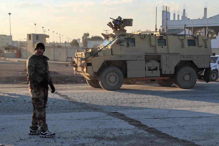 Miembros de las FSD patrullan en las inmediaciones de la cárcel de Ghwayran