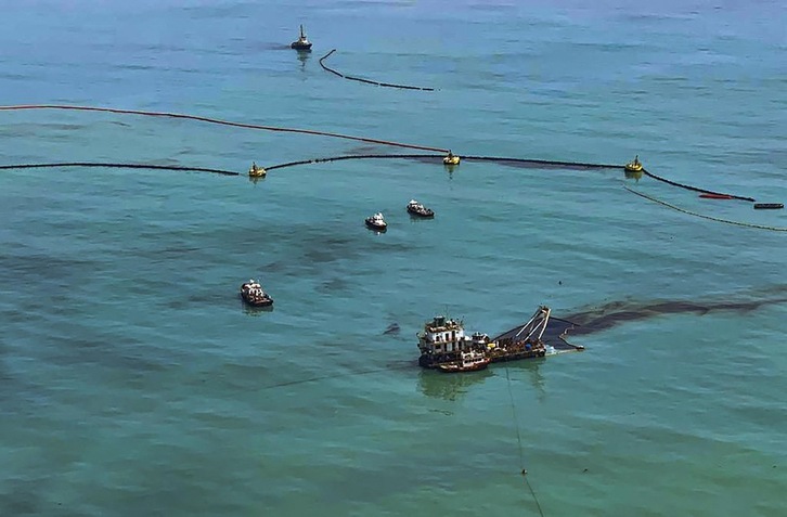 Labores de limpieza tras el derrame de petróleo frente a la costa de Callao.