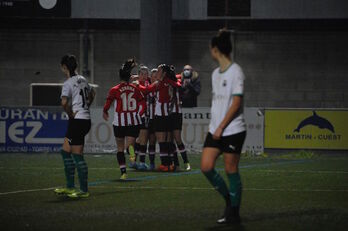 Las vizcainas celebran el gol de Nekane, que abría el marcador en Santa Ana.