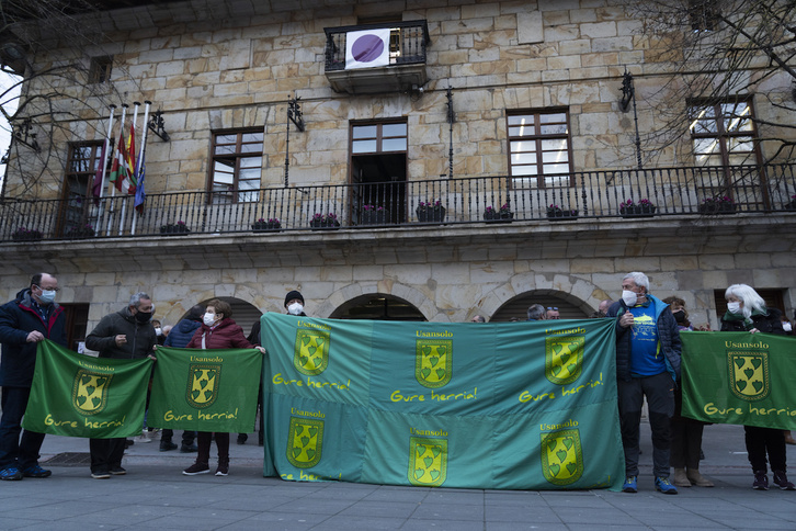 Osoko bilkura egin bitartean Usansolo herria dela aldarrikatu dute Galdakaoko udaletxearen aurrean.