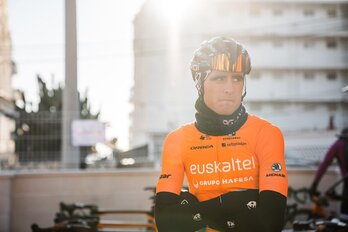 Xabier Isasa, antes de tomar salida en Port d'Alcúdia en su primera carrera con el maillot del Euskaltel Euskadi. 