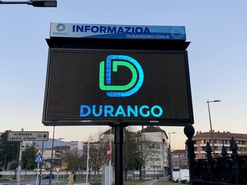 Durangoko Udalak informazio panel digital bat jarri du Fauste kalean.