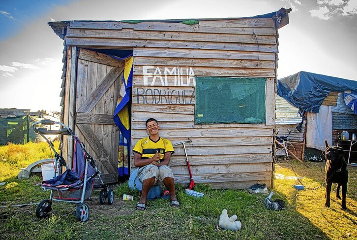 Un hombre posa junto a su vivienda en Nuevo Comienzo. Fotografías: Julio «Pata» Eizmendi Artuzamunoa: