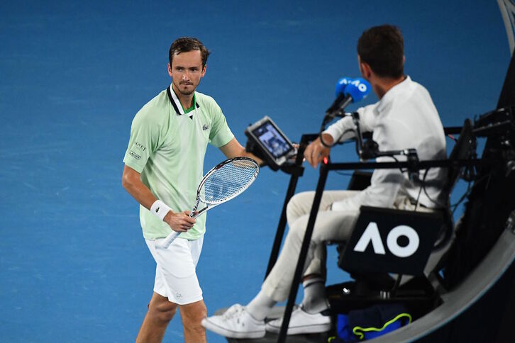 Medvedev se queja al juez de pista en un momento de su semifinal en Australia.