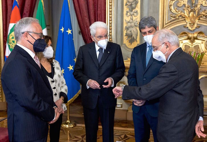 El presidente de Italia, Sergio Mattarella, acompañado de los líderes parlamentarios.