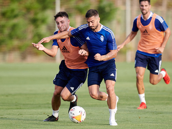 Javi Ros durante un entrenamiento con el Zaragoza, en el que ha militado las siete últimas campañas.