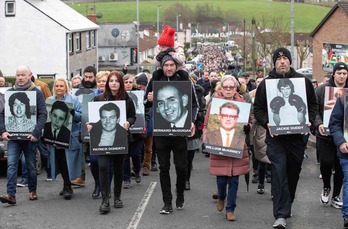 Marcha en Derry con las fotografías de las víctimas del Bloody Sunday.