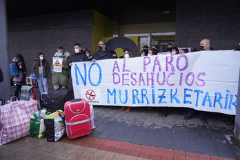 Protesta contra el desahucio de una mujer víctima de la violencia machista en Barakaldo.