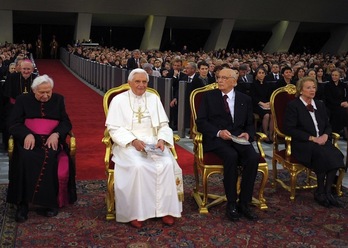 Fotografía tomada en el Vaticano en 2008, en la que el papa Benedicto XVI está sentado entre su hermano Georg Ratzinger y el entonces presidente italiano, Giorgio Napolitano.