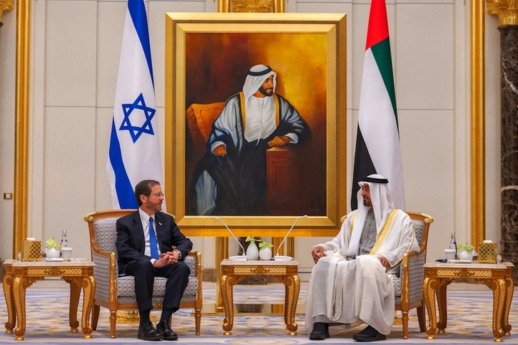 Herzog Israelgo presidentea Emirerrien agintari Bin Zayed al-Nahyan jekerekin. 