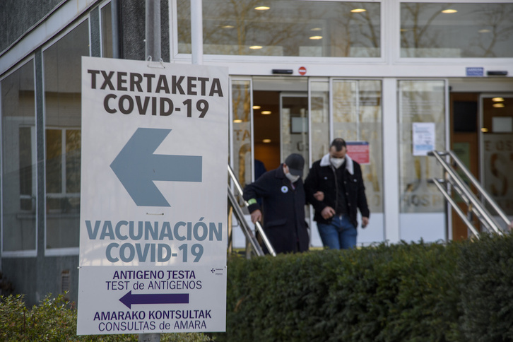 Lugar habilitado para la vacunación en el Hospital Donostia.