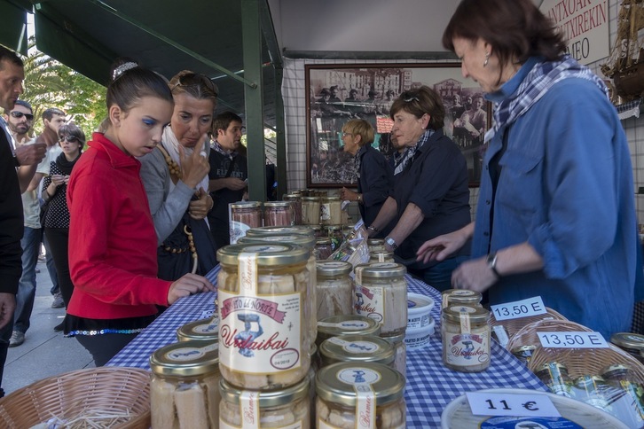 Conservas de pescado en una feria realizada en Bermeo en 2014.