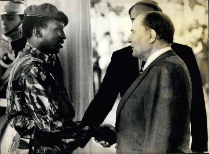 Thomas Sankara saluda al entonces presidente francés, François Mitterrand. 